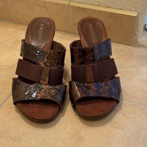 AEROSOLES Textured Brown Mules